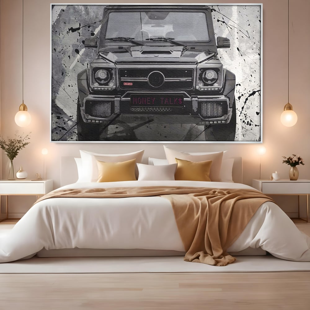 Tablou canvas cu tablou canvas cu masina mercedes neagra, in rama de aluminiu argintiu, pe perete intr-un dormitor